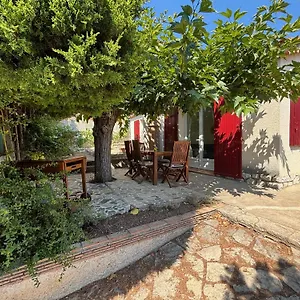 https://la-maryse-de-cassis.fr-provencehotel.com