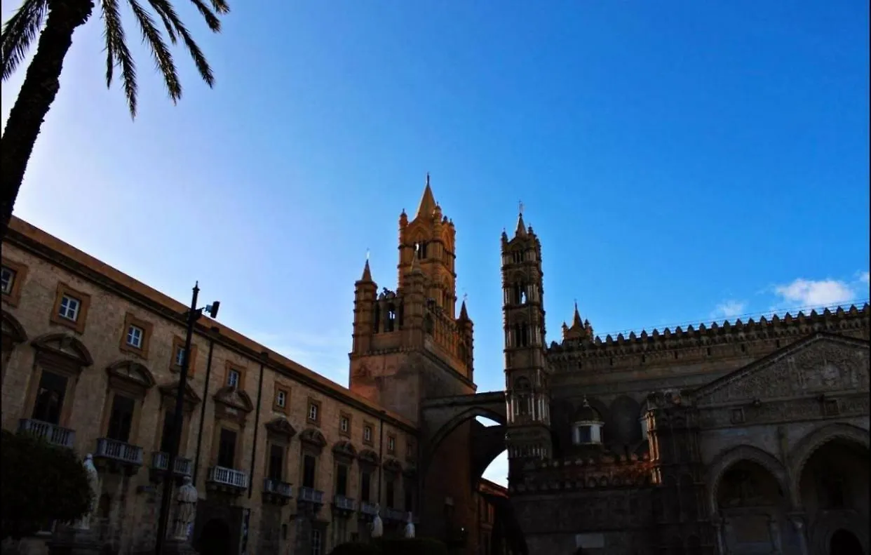 Dietro La Cattedrale 팔레르모 0*,